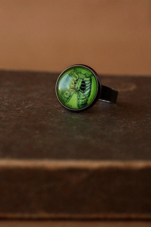 Green zombie rinbs ring