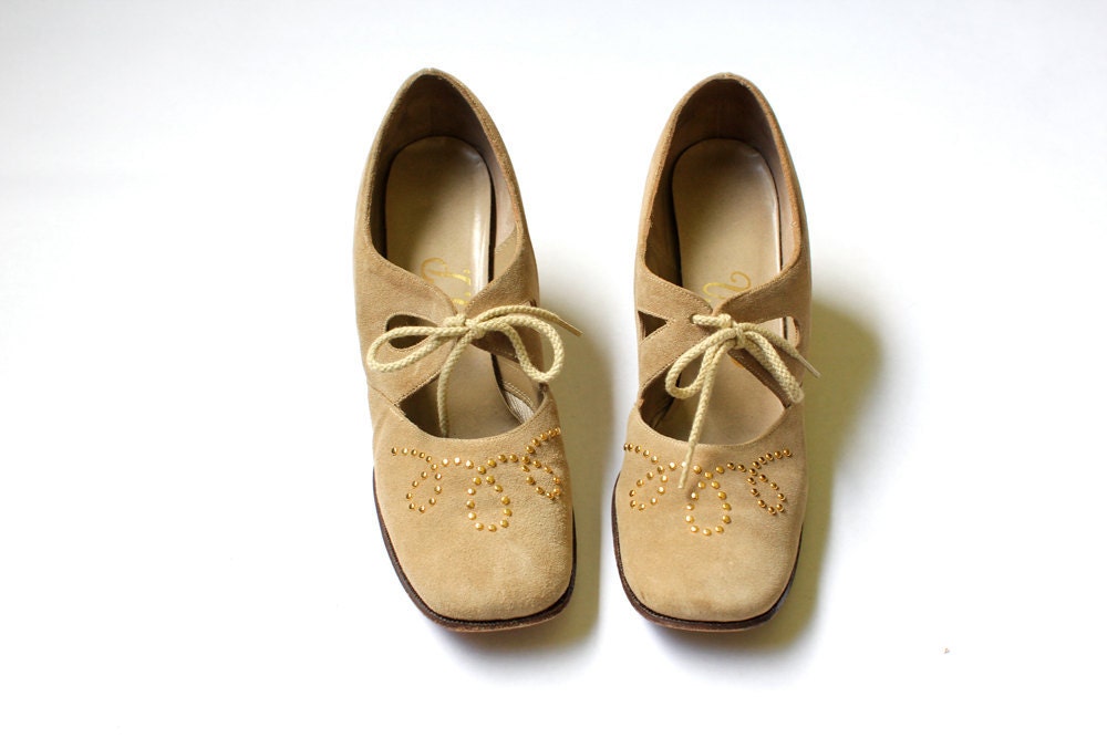 vintage 1960's taupe STUDDED GOLD cut out suede leather oxford heels - clevernettle