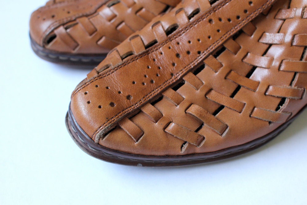 vintage 1970's SCALLOP EDGE woven perforated leather sandals