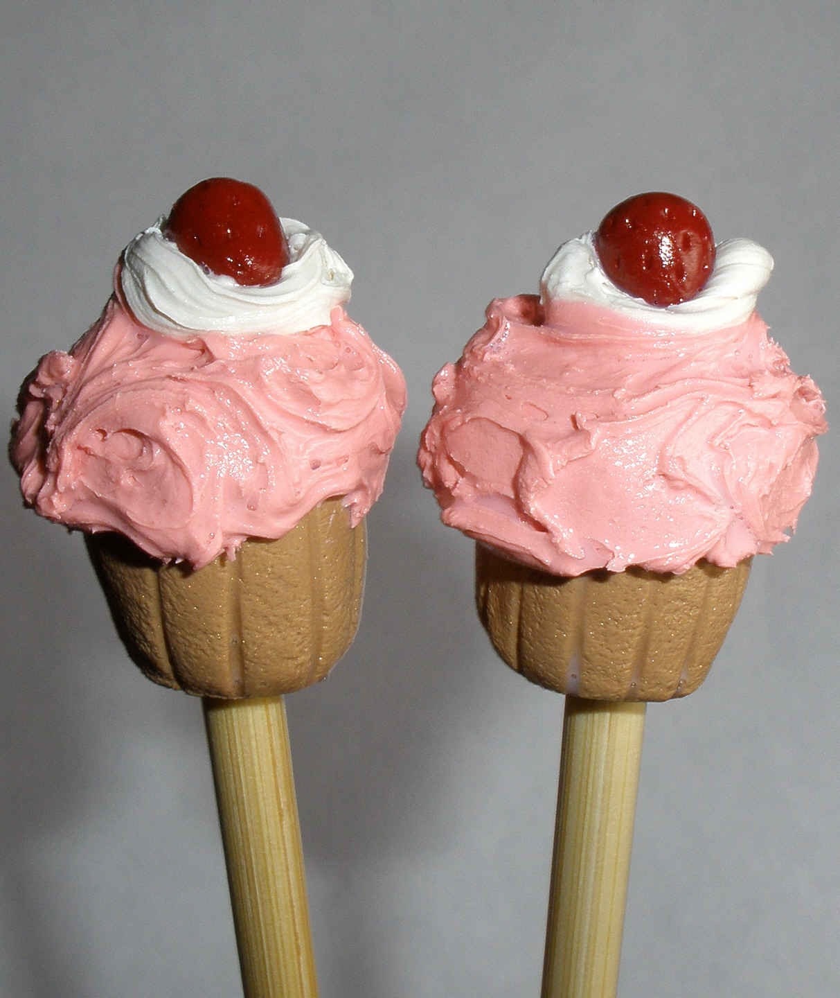SALE )) PINK CUPCAKE - BAMBOO KNITTING NEEDLES