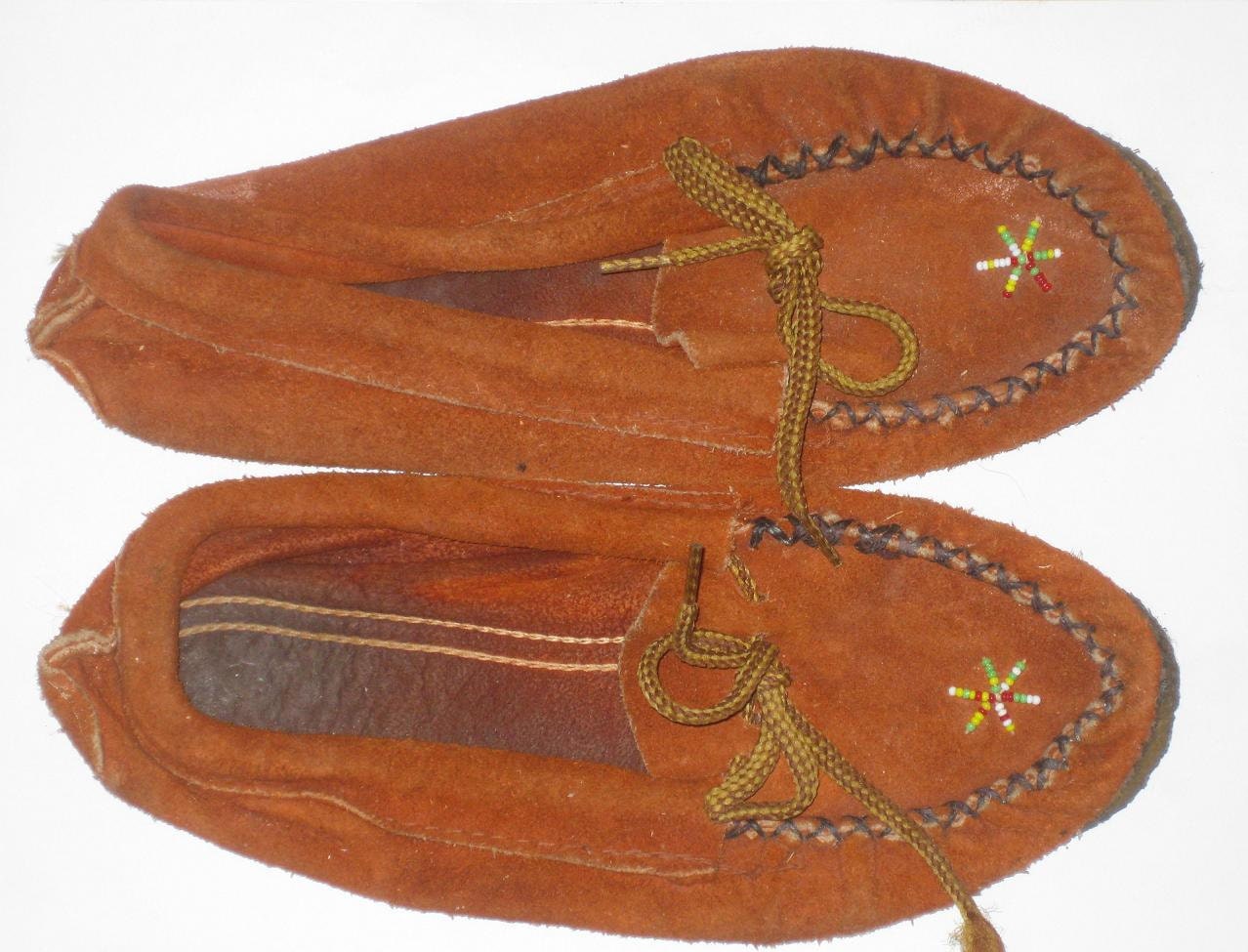 Vintage Reddish Brown LEATHER BEADED MOCCASINS Flats, Size 7 8, Boho Hippie