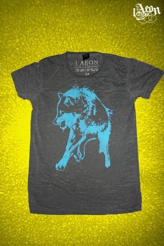1AEON -NEW- burnout WOLF crew neck tee - womens M