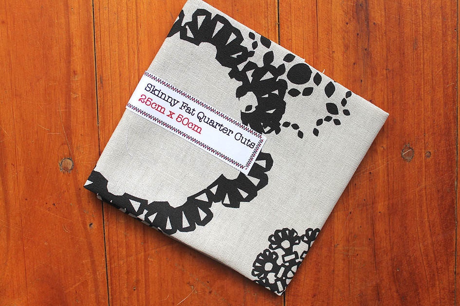Skinny fat Quarter - Papercuts in Black