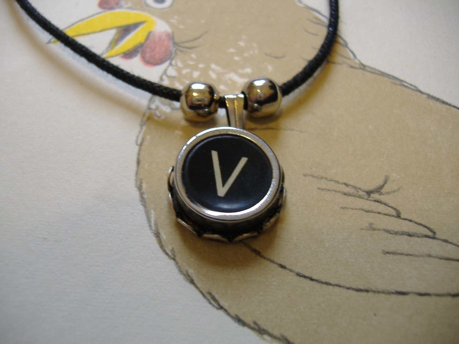 V INITIAL BLACK VINTAGE TYPEWRITER KEY NECKLACE RETRO FUN