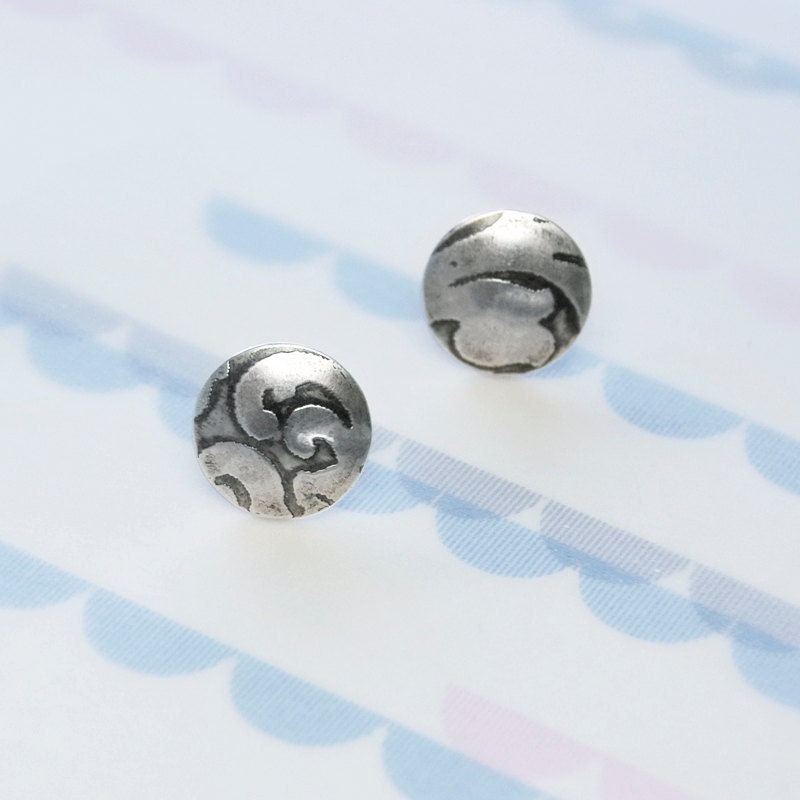Victorian-era leaves pattern etched disc post earrings