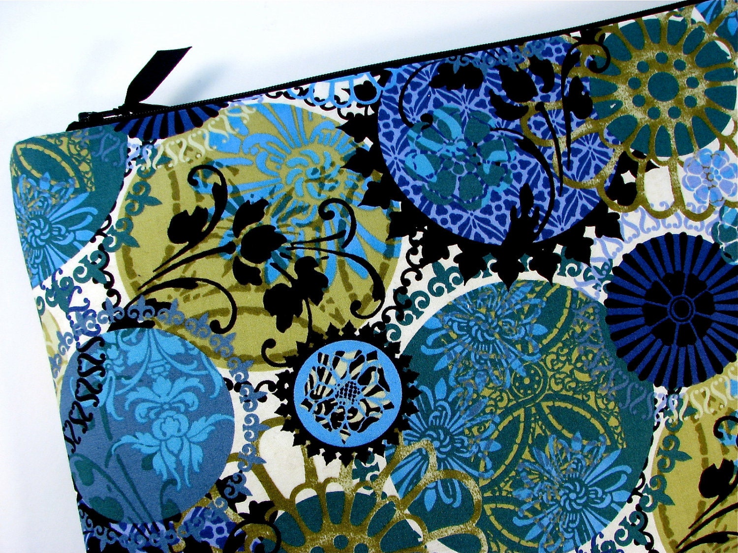 13 inch Laptop Case Padded with Zipper in Devotion