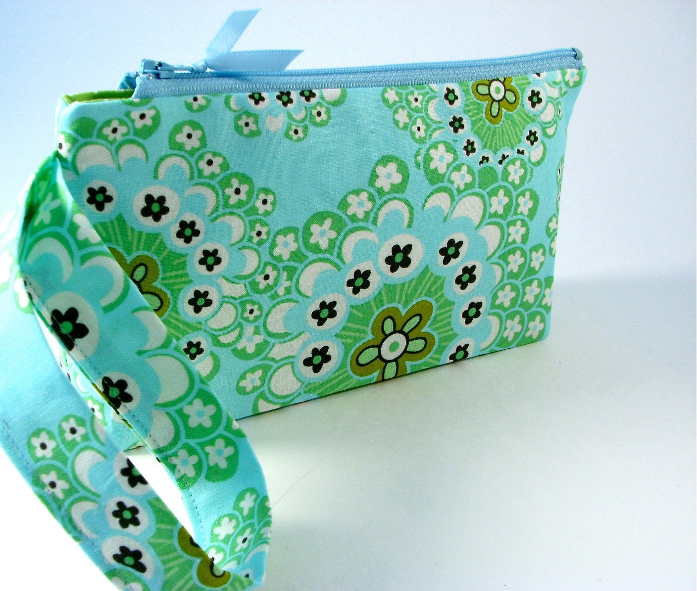 Wristlet with Zipper in Dandelion Field