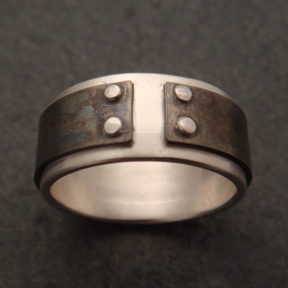 Mind The Gap: a ring in sterling silver and titanium