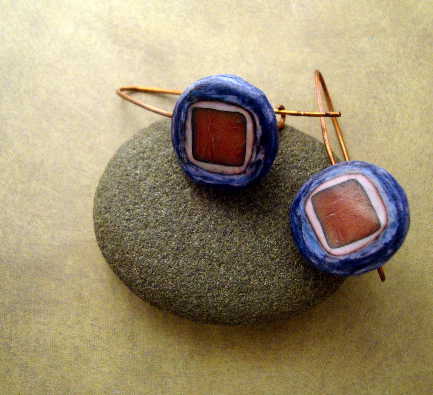 Hanging disc earrings with inlaid polymer tiles