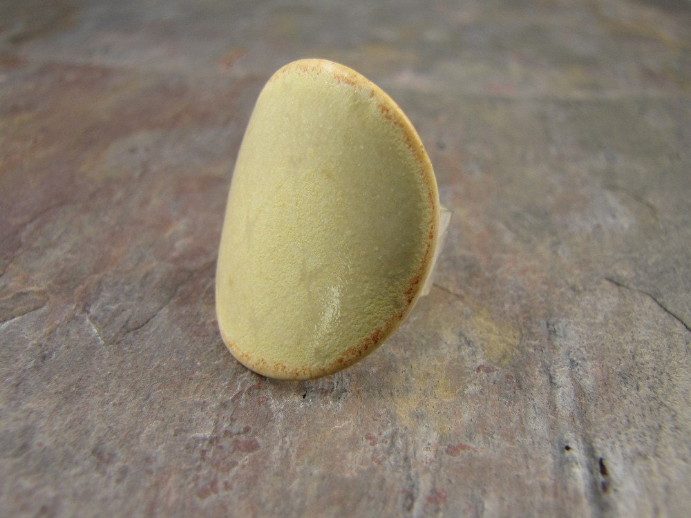Round Diamond-Pattern Porcelain Ring in Yellow