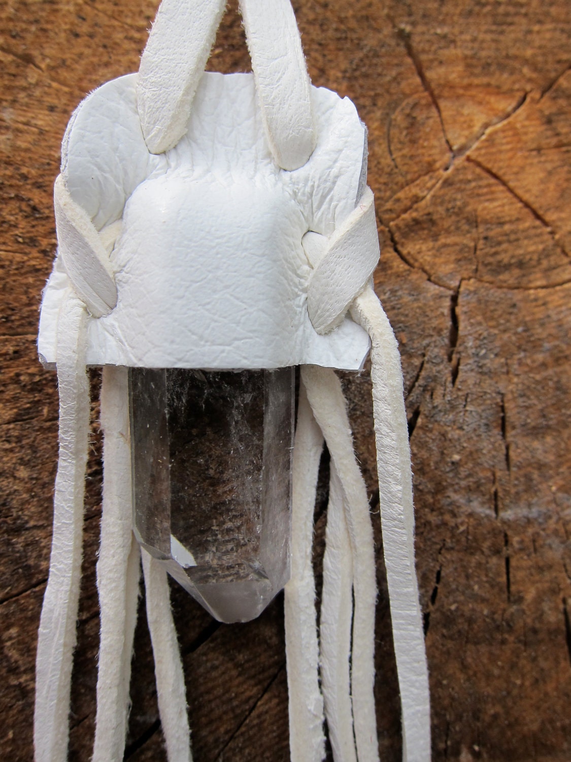 Crystal grounding Necklace set in white leather