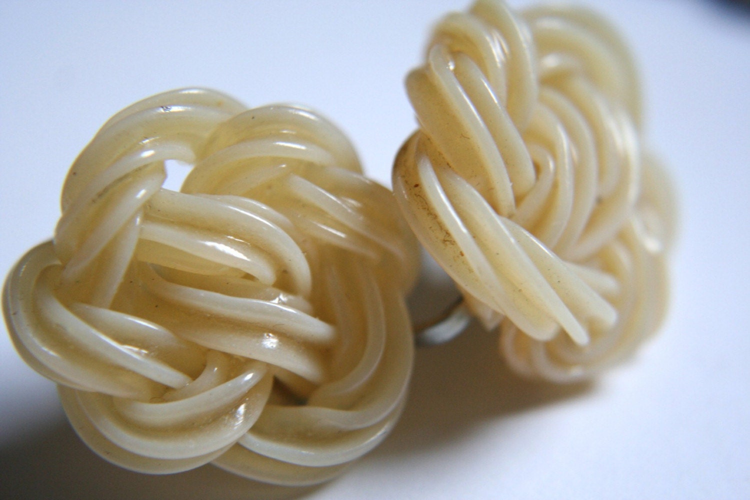 SALE Vintage Plastic Spaghetti Knot Earrings Cream Color Screw On