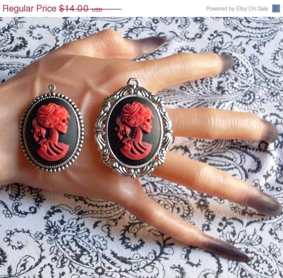 ON SALE The Bloody Death of a Lady Cameo Pendant Spook-tacular