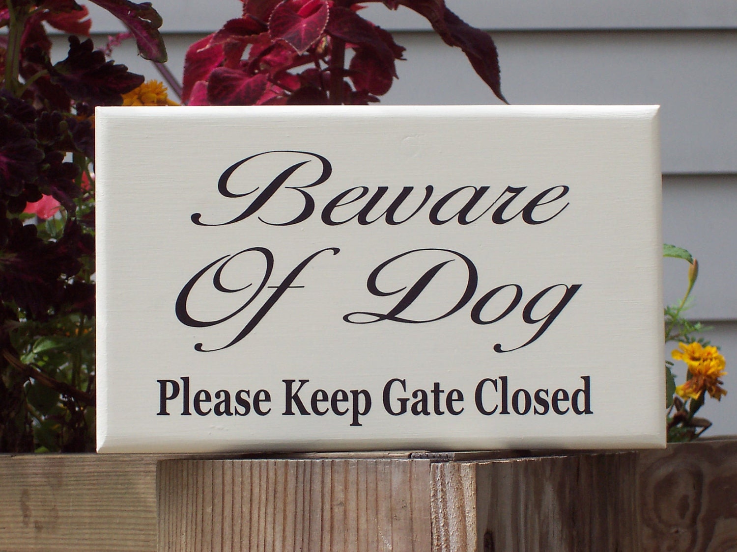 French Shabby Cottage Farmhouse Style Beware of Dog Please Keep Gate Closed Wood Vinyl Sign - Outdoor Home Decor Door Hanger