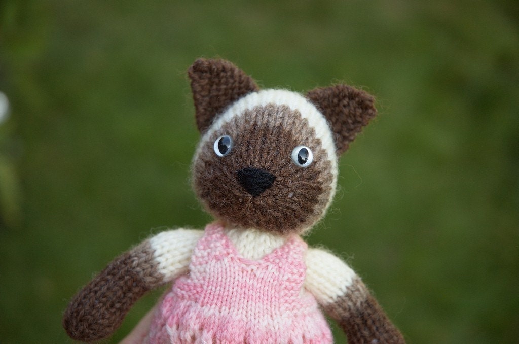Siamese Kitty Knitting Pattern - PDF File