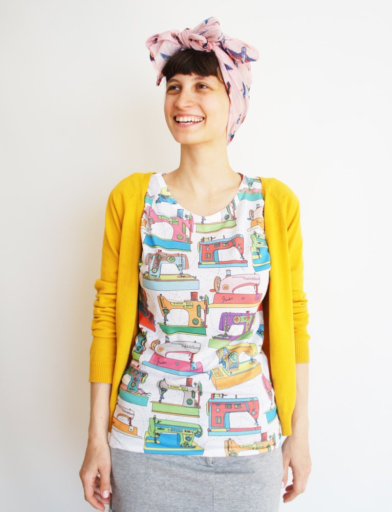 Printed vintage sewing machines t-shirt for women