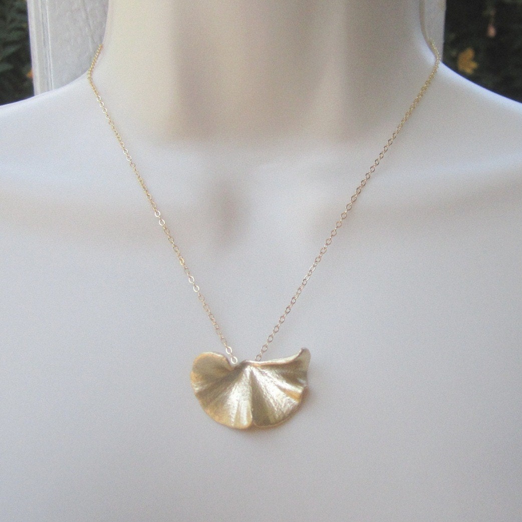 Beautiful gold gingko leaf pendant gold filled necklace