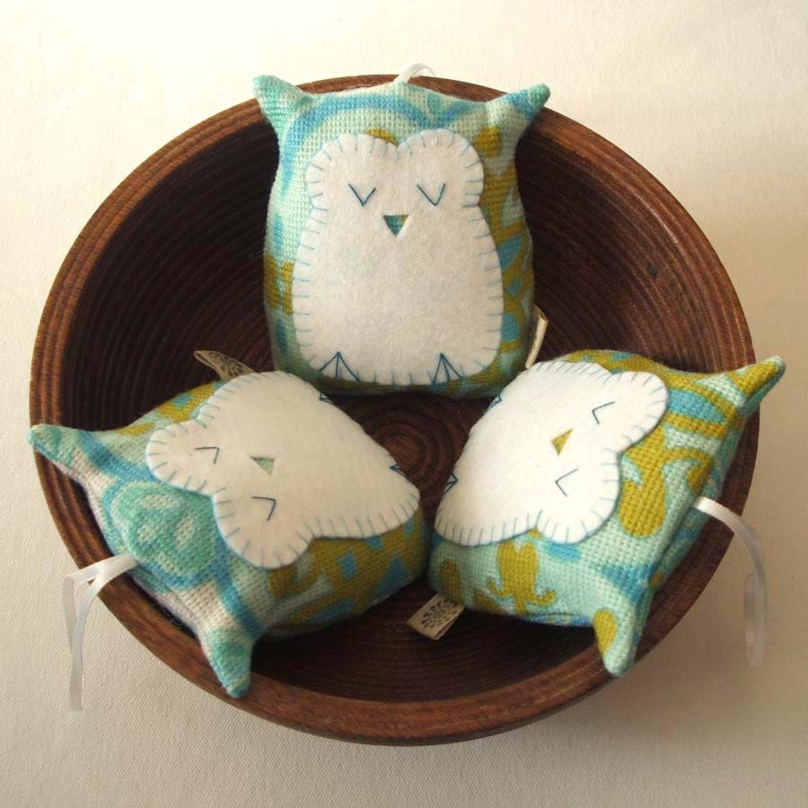 Sleepy owl ornament in pure white and blue - pouch