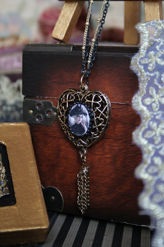My Heart is made of Gold No 1 - Luxusury Gothic Art Necklace With Exquisite Trinket Box