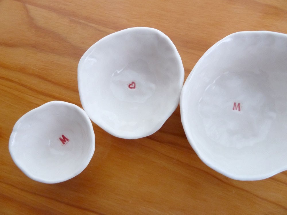 Nested Mini-Bowls with "MOM" (KISS - Pure White)