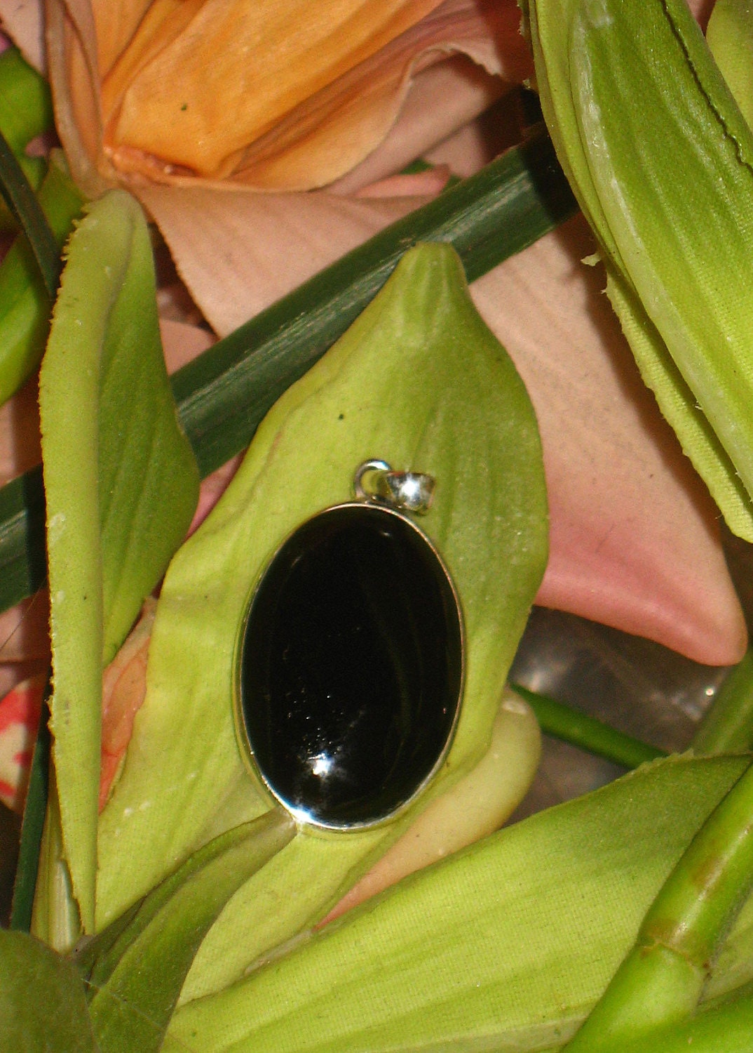 Beautiful yet simple Onyx cabachon set in sterling 925 silver pendant