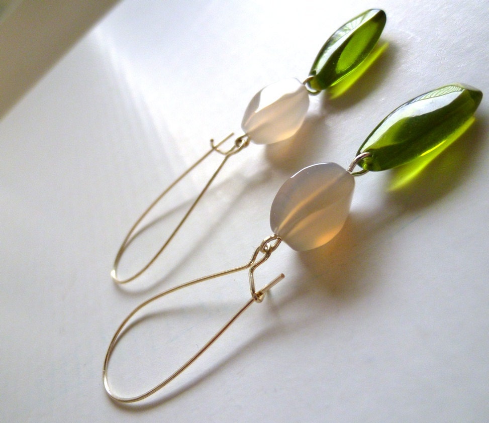 mod earrings in gray quartz and silver with green beads - twist earrings