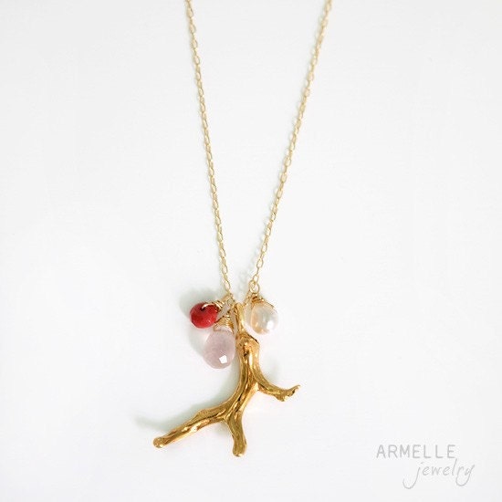 coraline necklace . pink . pearl . red .