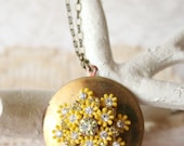 Vintage Locket Necklace - Dashing Daisies