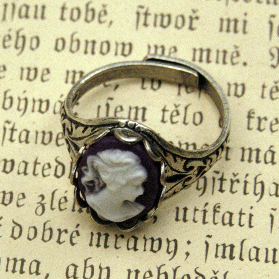 Purple Lady Cameo Ring in Silver