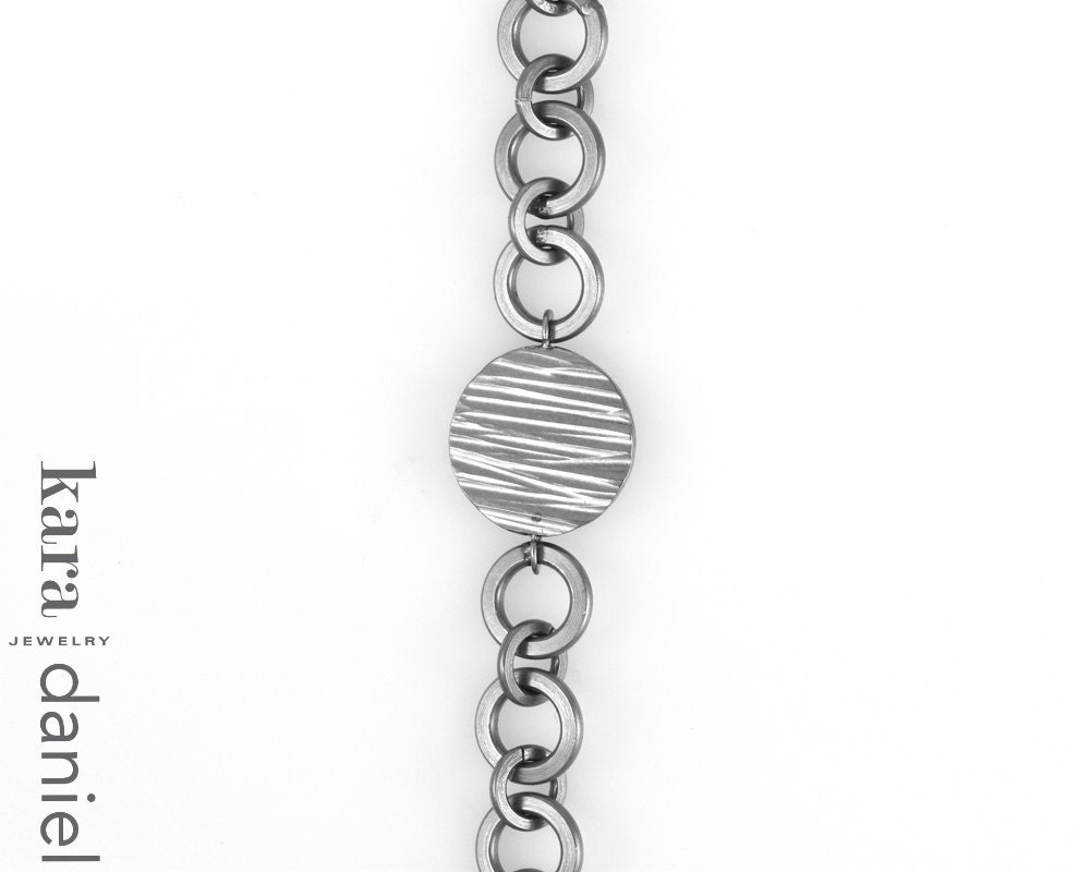 men's stainless chain with cross-hammered accent . necklace