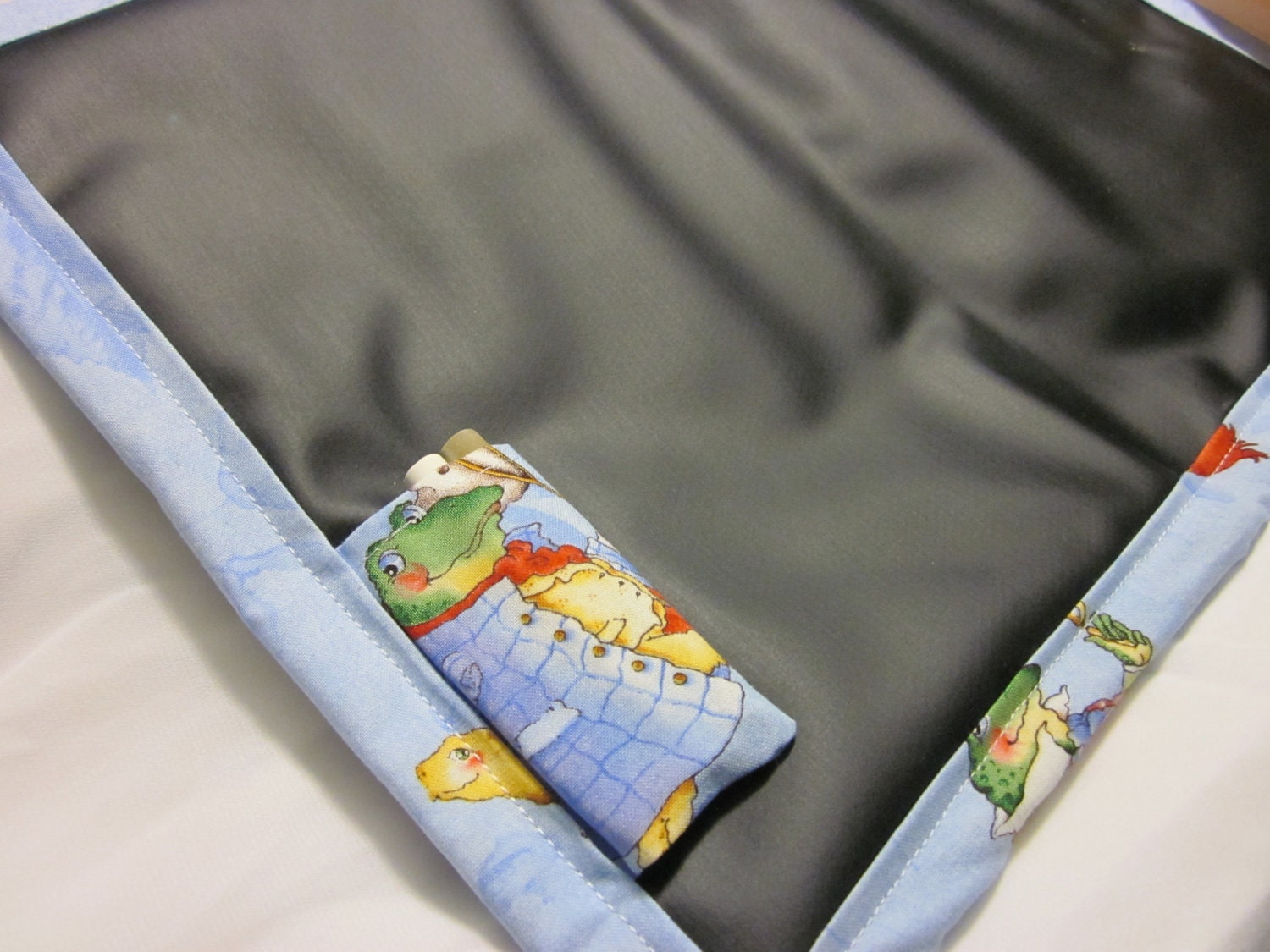 Travel Doodler Chalkmat / Bird and Toad on Blue
