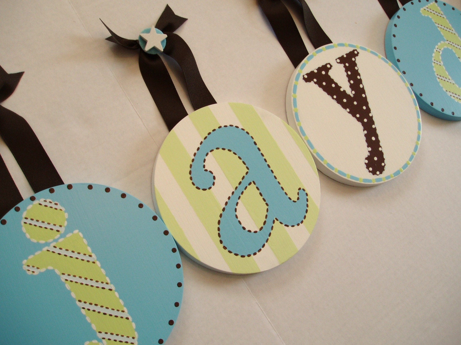 BOUTIQUE CHILDRENS KIDS BABY WOOD ROUND HANGING WALL LETTERS