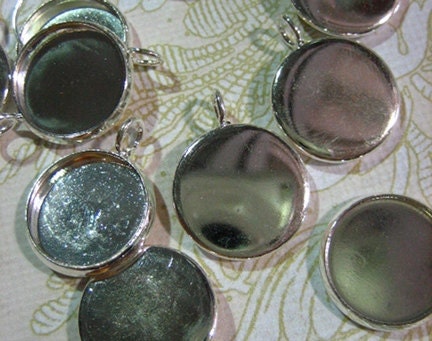 5 silver 14mm bezel settings with matching glass cabs (lead and nickel free)
