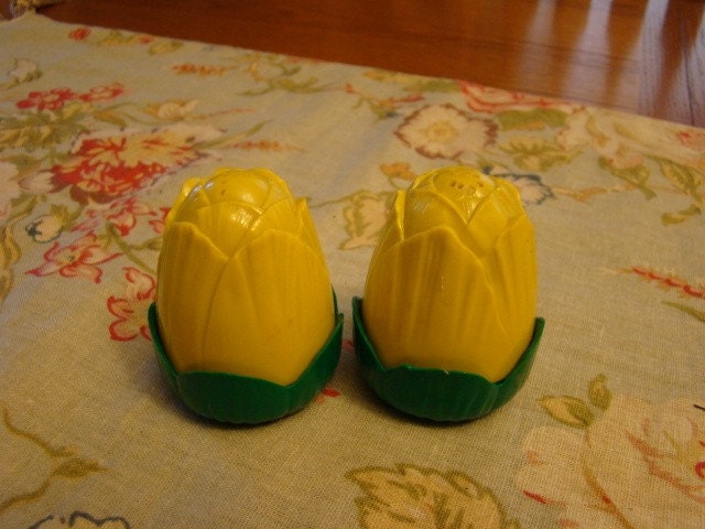 Cute Vintage Retro Plastic Vegetable Artichoke Salt Pepper Set Kitsch
