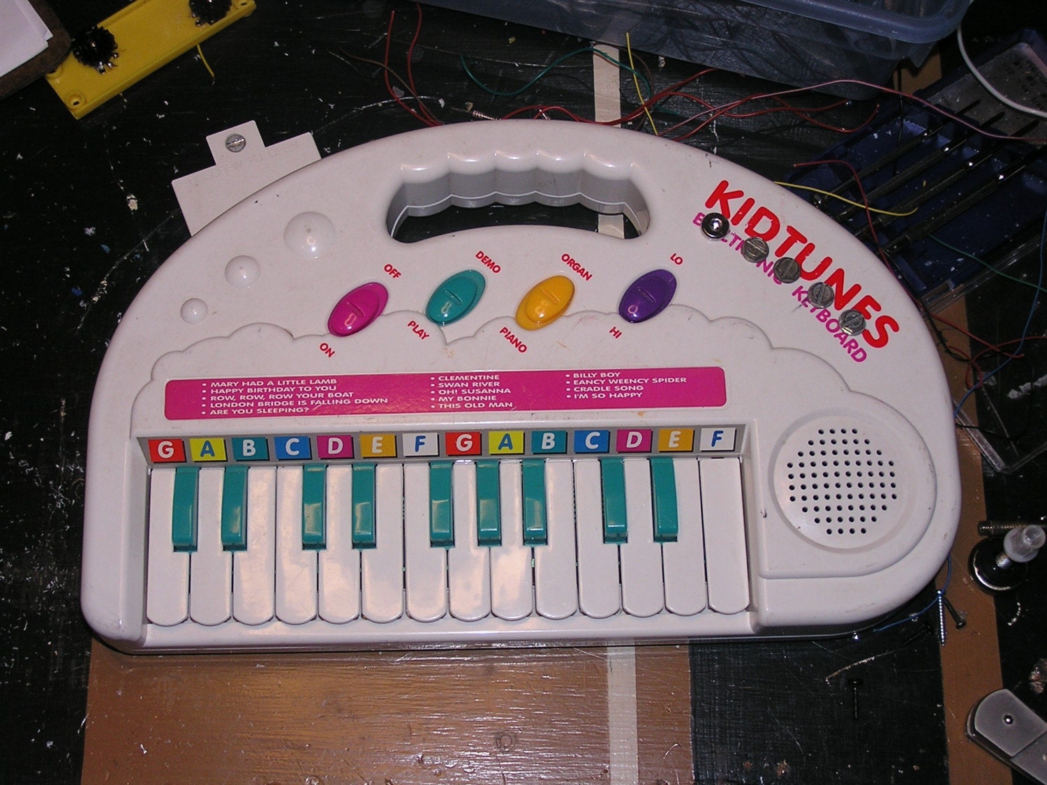 Cool circuit bent keyboard, synth instrument thingy