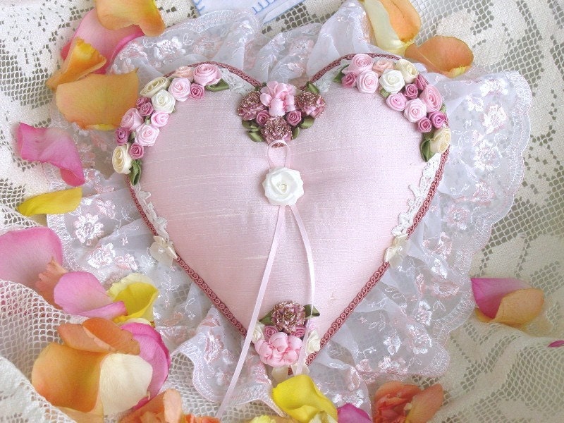 Shabby Romantic-Oh So Pink-Heart and Roses Ring Pillow-Est Monte le Coeur-Rose Heart