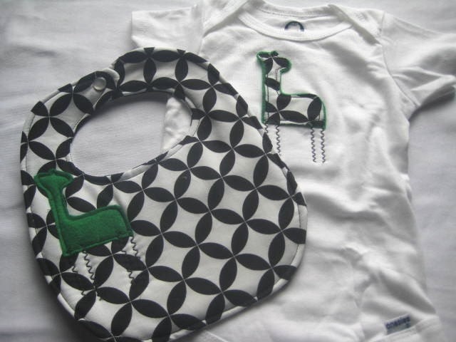 Green Giraffe Bib and Bodysuit Set