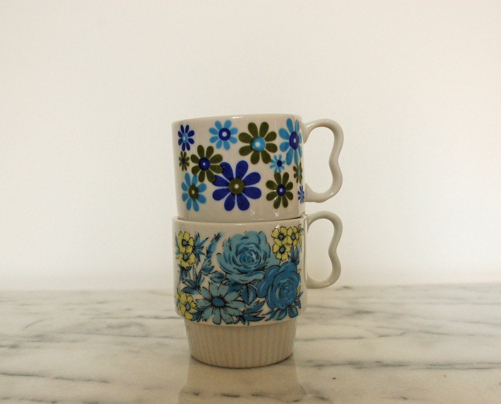 vintage stacking mugs mismatched blue flowers