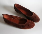 size 7 rust suede round toe ballet skimmers. 70s tgi footnotes floral cut out with metallic details. gummy soles.