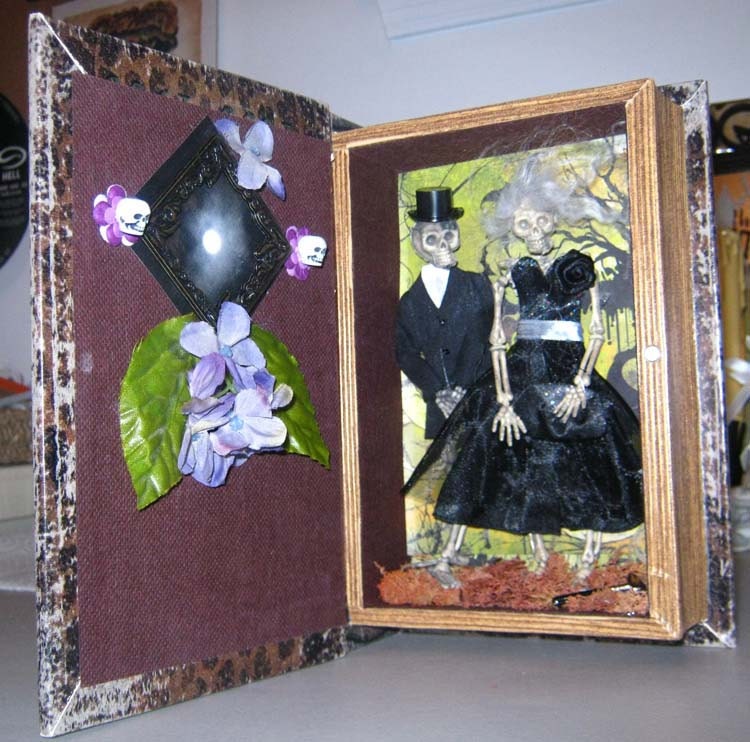 aLtErEd ArT GaRdEn of gOOd and EviL SkElEtOnS BooK ShElF DecOr OoAk SkuLLs