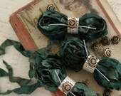 HOLLY AND IVY Cabbage Roses Ribbon