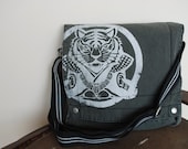 Year of tiger Canvas Messenger Bag (Black)
