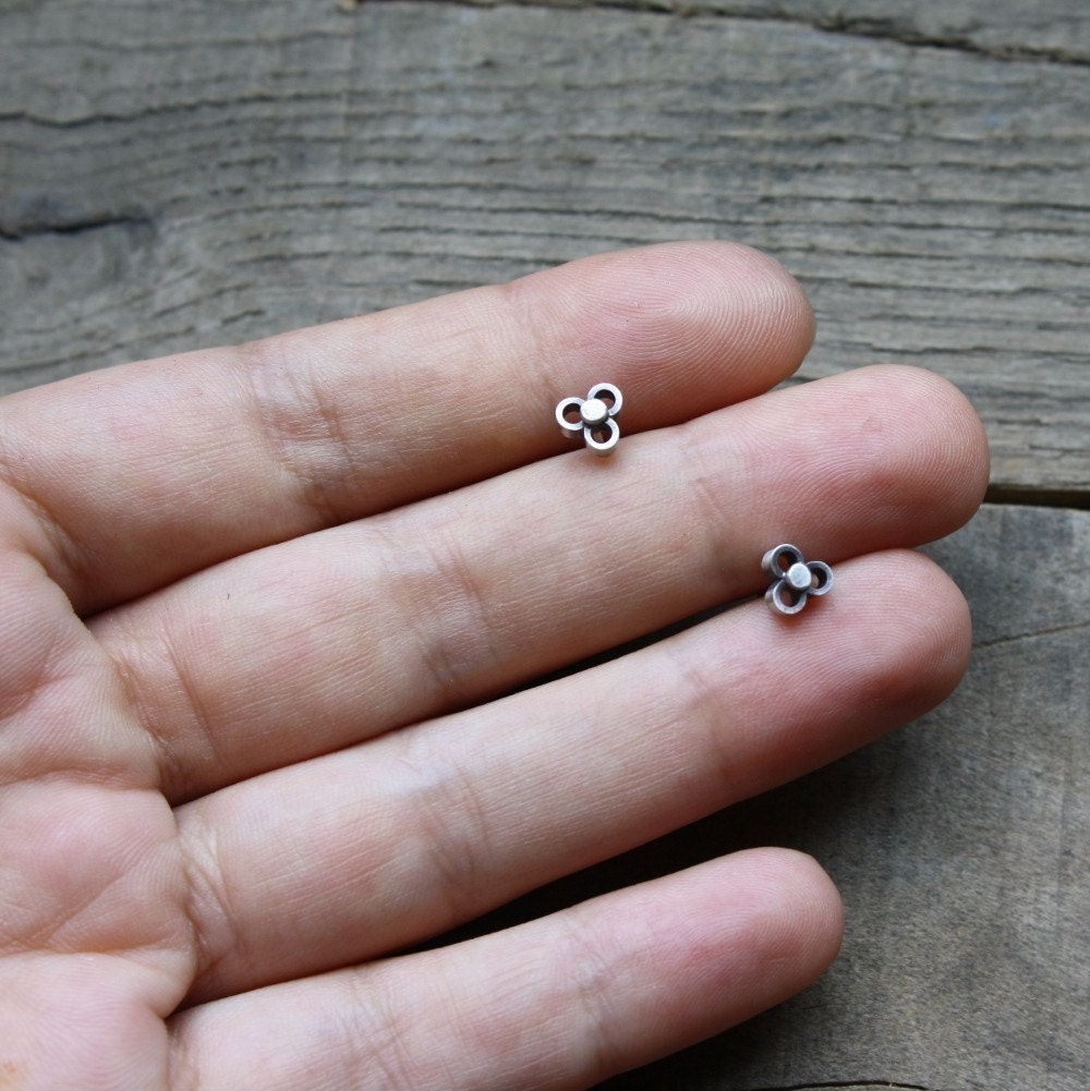lil flower earrings