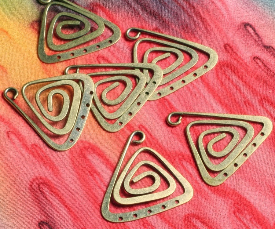 18 pcs Antique brass spiral triangle dangle 22x22mm (item ID ABSTD22x22)