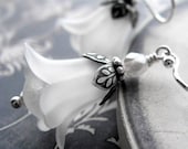 Wedding White Flower Earrings - Vintage Style Wedding Jewelry, White Flower Blossom Earrings, Antiqued Silver, Bridal Jewelry, Gardener