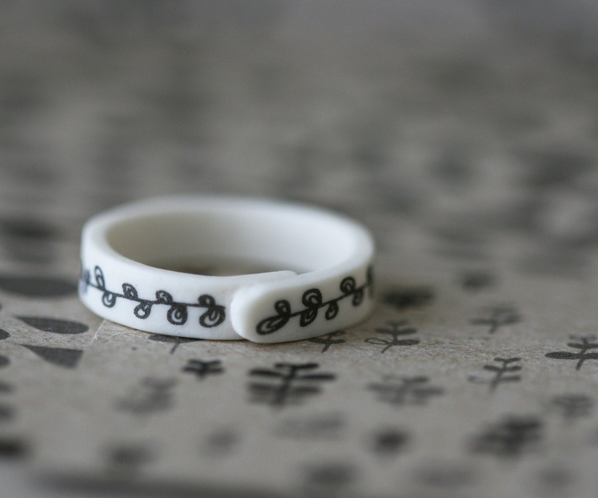 Sweetpea - Black - Porcelain Ring