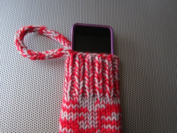 knit gadget cozy (red & gray)