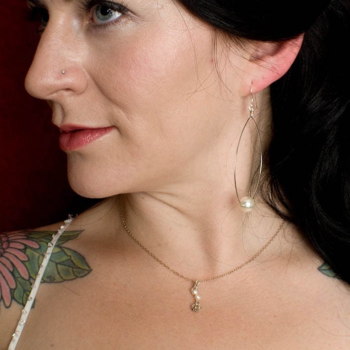 Simple and delicate drop bridal necklace