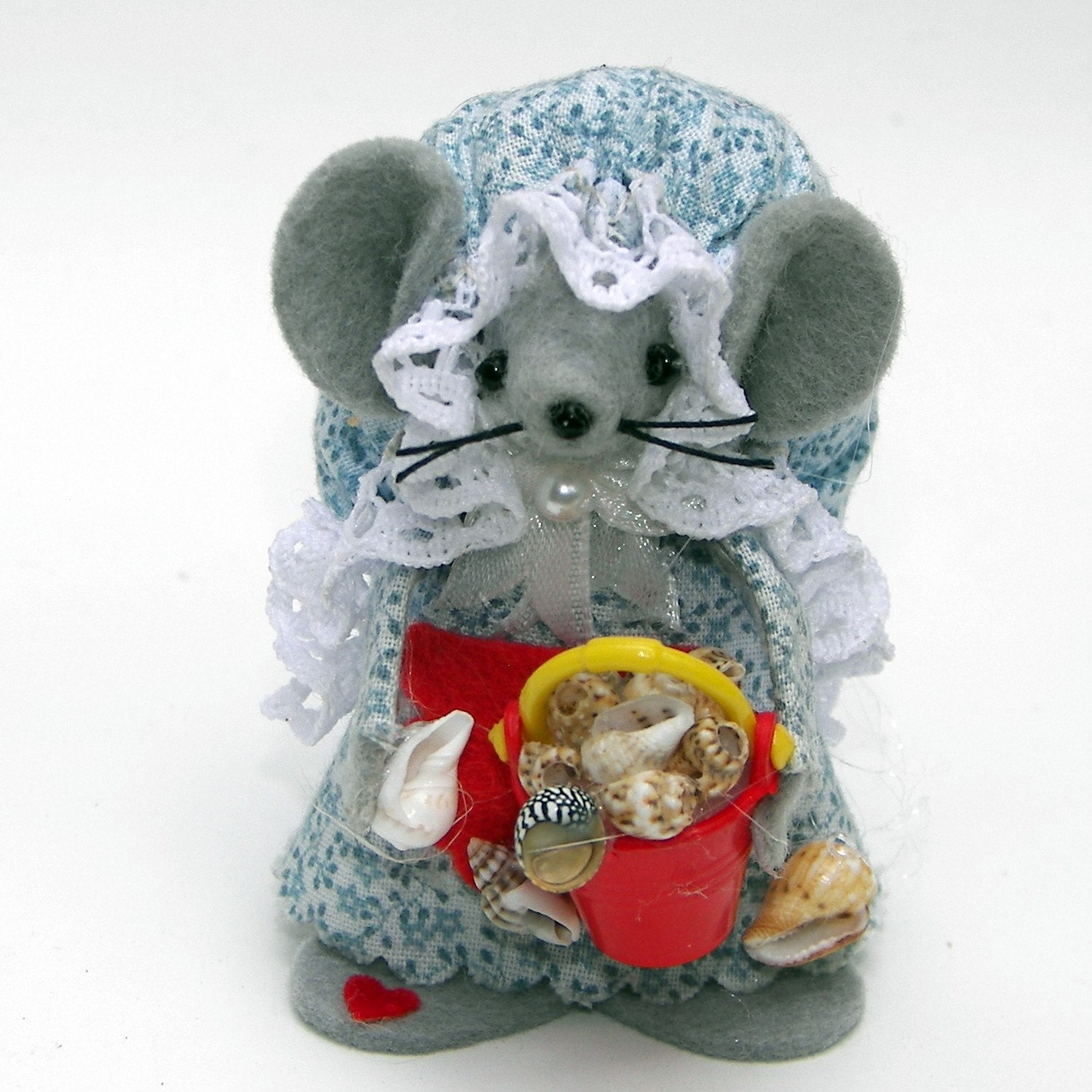 Beach Shell Gatherer Mouse...cute felt mouse by Warmth