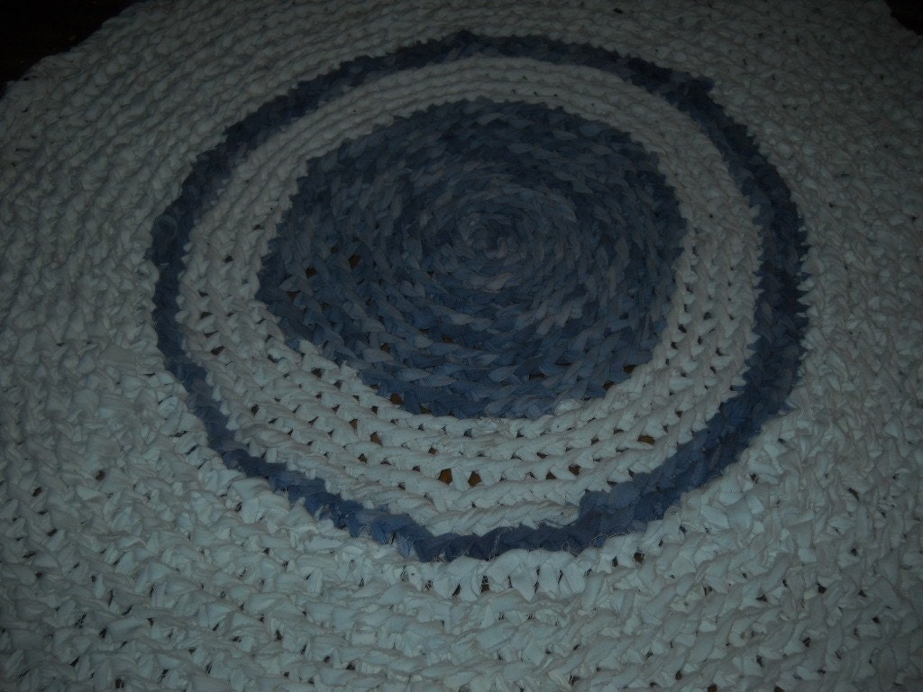 crochet rug white with blue tye dye accent 27.5 inch rug